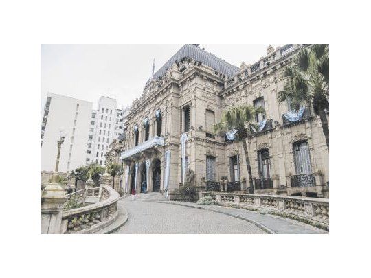 Festejo. La Casa de Gobierno de la provincia de Tucumán embanderada por el Bicentenario.