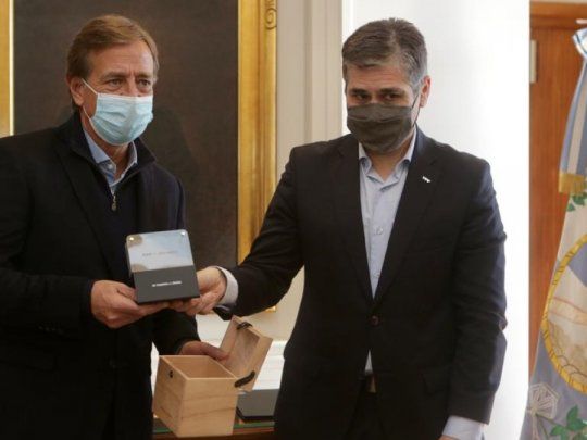 El gobernador de Mendoza, Rodolfo Suárez, y el presidente de YPF, Pablo González.&nbsp;