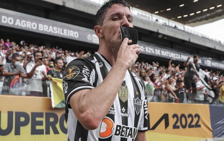 Nacho Fernández marcó un gol en el partido y otro en las tandas de penales en el triunfo de Atlético Mineiro en la final de la Supercopa de Brasil.