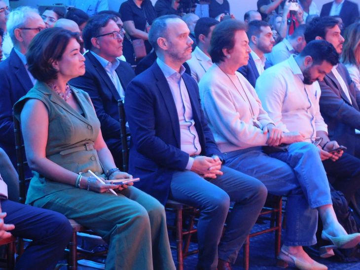 En la inaguración también estuvieron Elbia Gannoum, presidenta ejecutiva de la Asociación Brasileña de Energía Eólica (ABEEólica), y Daniel Felici, vicepresidente corporativo de Relaciones Institucionales en Pan American Energy. En la inaguración también estuvieron Elbia Gannoum, presidenta ejecutiva de la Asociación Brasileña de Energía Eólica (ABEEólica), y Daniel Felici, vicepresidente corporativo de Relaciones Institucionales en Pan American Energy.