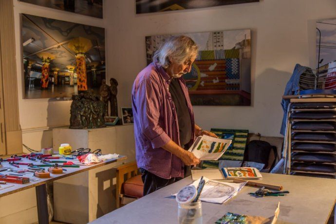 Marino Santa María en plena acción en su taller ubicado en la zona. Los materiales elegidos fueron los más adecuados para la vía pública, como los láctex de exterior, gracias al apoyo de una importante empresa que fabrica pinturas, Marino Santa María en plena acción en su taller ubicado en la zona. Los materiales elegidos fueron los más adecuados para la vía pública, como los láctex de exterior, gracias al apoyo de una importante empresa que fabrica pinturas,