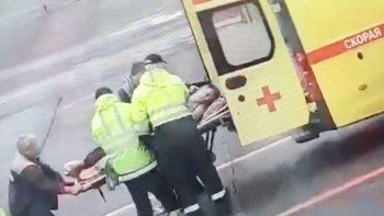 Así trasladaban a Alexei Navalny hacia la ambulancia luego de su vuelo.