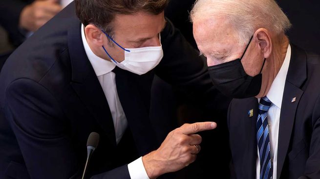 Los presidentes de Francia, Emmanuel Macron, y de EEUU, Joe Biden.