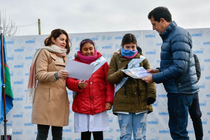 Los funcionarios participaron del acto de "Promesa a la Bandera". 