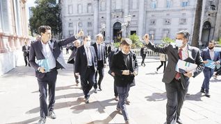 Compañeros. Jorge Capitanich (Chaco), Axel Kicillof (Buenos Aires) y Gerardo Zamora (Santiago del Estero) ingresan a Casa Rosada acompañados por Eduardo “Wado” de Pedro.