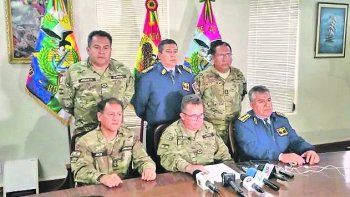 Militares y civiles. El jefe de las Fuerzas Armadas de Bolivia, Williams Kaliman, termin&oacute; de inclinar la balanza al pedir p&uacute;blicamente la renuncia de Evo Morales.