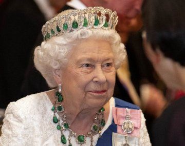 La reina Isabel II pasó la noche internada en un hospital.