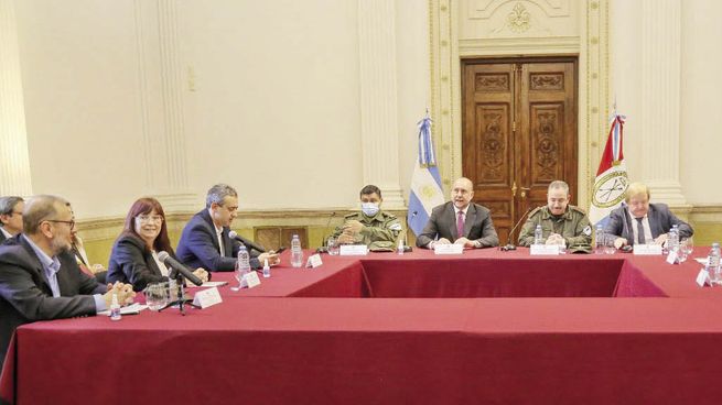 seguridad. Perotti encabezó el encuentro con el director de Gendarmería Nacional y el flamante jefe del comando unificado para Rosario, uno de los puntos acordados con el Presidente la semana pasada.