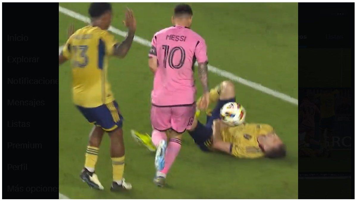 Messi “invented” a new play: he dribbled at a player lying on the floor