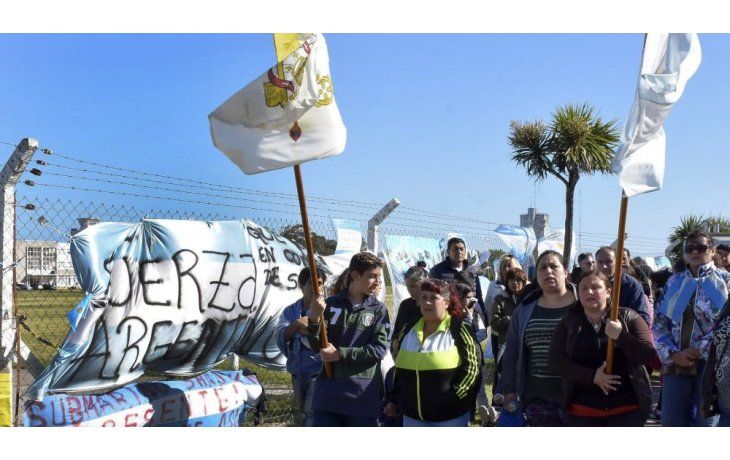 La convocatoria que se realizó por medio de distintas redes sociales, hizo que unos 500 marplatenses y de otros lugares de la Argentina se acerquen a la puerta de la Base Naval con banderas celestes y blancas, pancartas, flores y carteles brindando apoyo a los familiares de los tripulantes del submarino desaparecido.