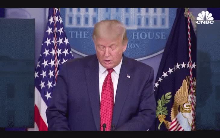 El momento en que Trump abandona la conferencia.