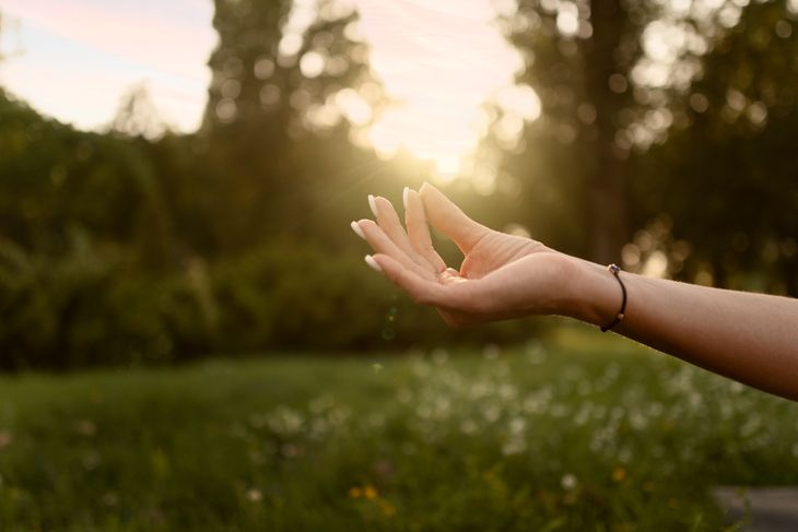 Ritual for the December solstice 2024: how to do an energy cleanse to welcome the summer
