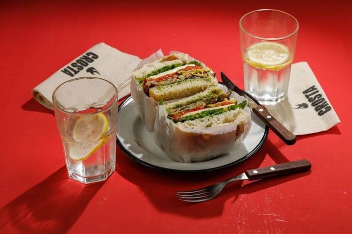 Se destaca el sándwich de focaccia con berenjenas, zucchini, morrones asados, queso, pesto de rúcula elaborado allí y rúcula. Se destaca el sándwich de focaccia con berenjenas, zucchini, morrones asados, queso, pesto de rúcula elaborado allí y rúcula.