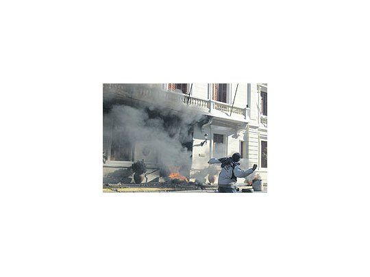 Los gravesdisturbioscausaronimportantesdestrozos enla fachadade la Casade Gobierno,en momentosen que elradicalMiguel Saizse encuentraen EstadosUnidos.