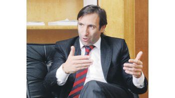 Hernán Lorenzino defiende la política cambiaria, financiera y fiscal. Asegura que es imprescindible tomar medidas en un marco de crisis internacional. Anticipa igualmente que el segundo semestre será mucho mejor y afirma que no habrá recesión.
