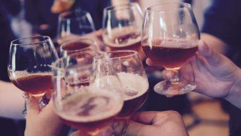Los comercios podrán vender alcohol desde las 21.