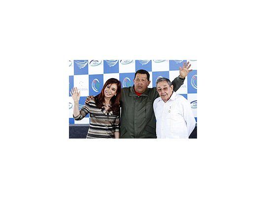 Cristina Kirchner junto a Hugo Chávez y Raúl Castro