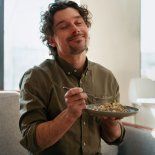 Cuando llega el frío, muchos sienten más hambre y hay una razón biológica detrás. Cuando llega el frío, muchos sienten más hambre y hay una razón biológica detrás.