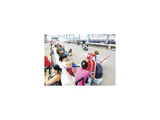 Un tren de Ferrobaires con destino a Mar del Plata debió ser cancelado, y a los pasajeros los enviaron en micro. Además, otra formación de la misma empresa partió con cinco horas de atraso.