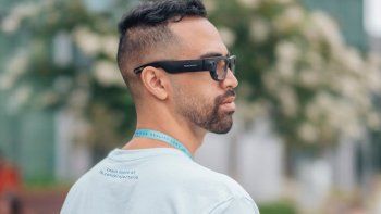 Un empleado de Facebook utilizando los anteojos inteligentes.