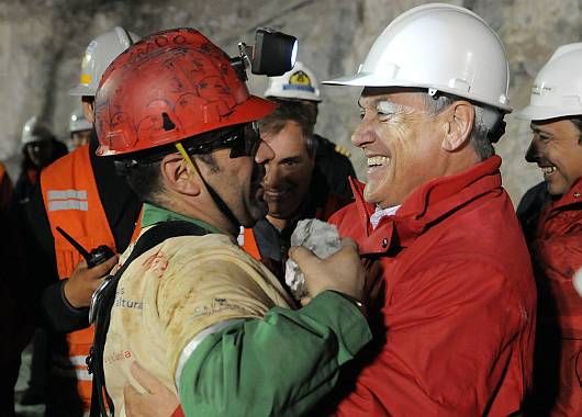 Piñera se saluda con Mario Sepúlveda el segundo rescatado