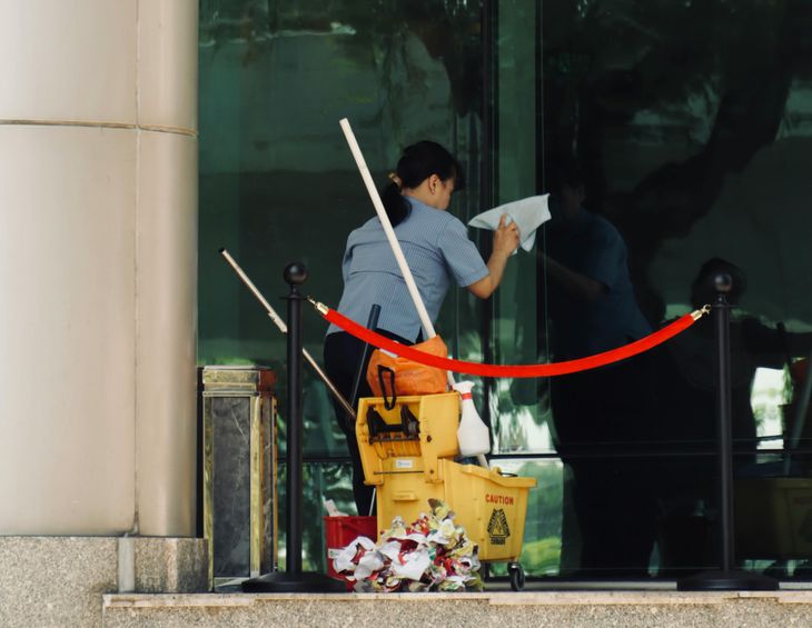 Los costos de mantenimiento y servicios, entre ellos la limpieza, explican más del 75% de las expensas y limitan el margen de ajuste en los consorcios Los costos de mantenimiento y servicios, entre ellos la limpieza, explican más del 75% de las expensas y limitan el margen de ajuste en los consorcios