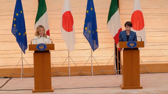 Giorgia Meloni y Sanae Takaichi posan juntas en Tokio en una reunión bilateral que fortaleció la alianza entre Italia y Japón.