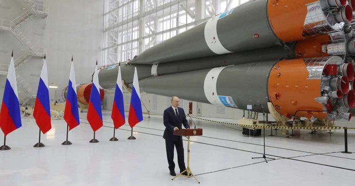 El presidente de Rusia, Vladimir Putin, confirmó este jueves que su país bombardeó a una instalación militar de Ucrania con misiles balísticos de mediano alcance.