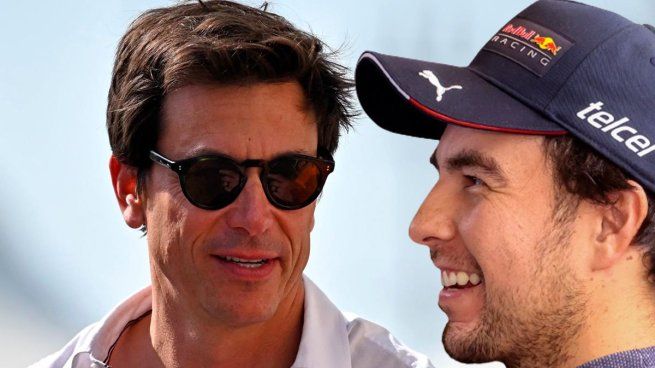 Tras hber sido visto dialogando en forma amena con Toto Wolff, se comenzó a especualr que si Sergio Pérez&nbsp; no sigue en Red Bull, su próxima escudería sería Mercedes.