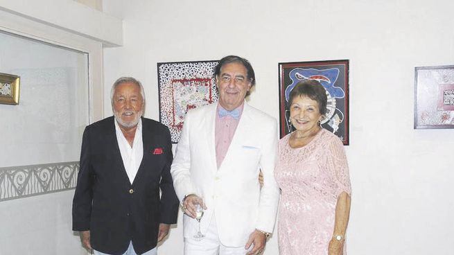 presentación. Julio De Marco, el artista “Conde Divagante” y Marta Menéndez, directora de la galería.