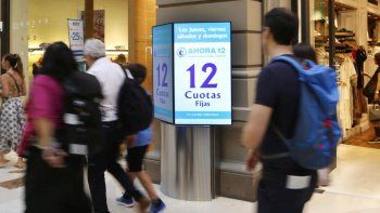 En momentos donde la crisis crece, los locales ofrecen descuentos extras a la promociones bancarias.
