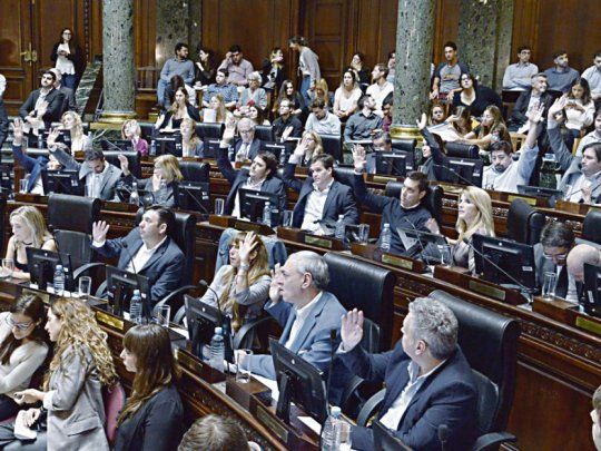 Seguridad. La Legislatura porteña aprobó la ley que permite la permanencia del enrejado que divide en dos a la Plaza de Mayo.