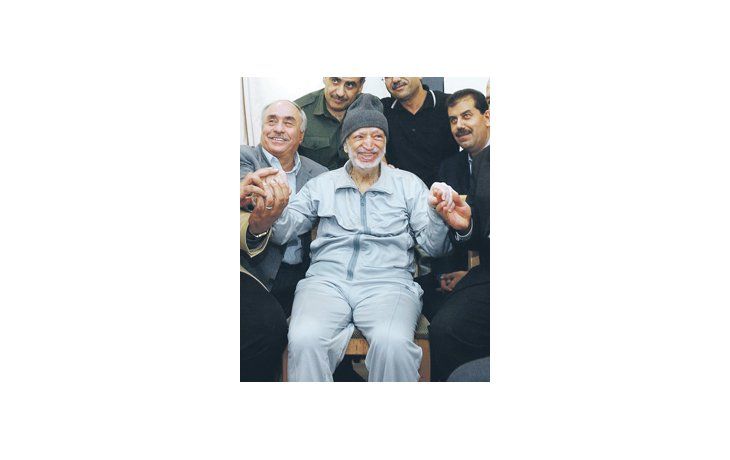 Yaser Arafat en 2004, poco antes de su misteriosa muerte, que se produjo el 11 de noviembre de ese año. El caso será reabierto debido a la aparición de pruebas que hallaron una sustancia radiactiva en sus efectos personales.