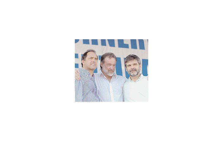 ámbito.com | ¿Se están reproduciendo? El kirchnerismo apeló a consignasdel peronismo más ortodoxo para impulsar en Sarandí lascandidaturas de Cristina Fernández, Daniel Scioli y DanielFilmus (estos últimos abrazados en la foto por Rafael Bielsa).