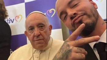 j balvin sobre francisco: yo al papa lo amo, es el mas cool