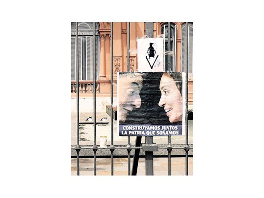 Mensajes, fotos y flores inundaron ayer la Casa Rosada en recuerdo del ex presidente.