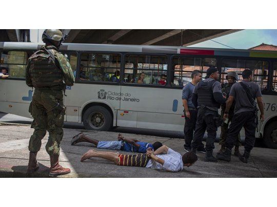 Tras ola de asaltos masivos, Temer decidió intervenir Río de Janeiro con el Ejército