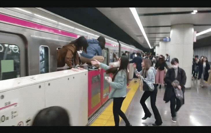 Al menos diez heridos durante ataque en un tren en Tokio