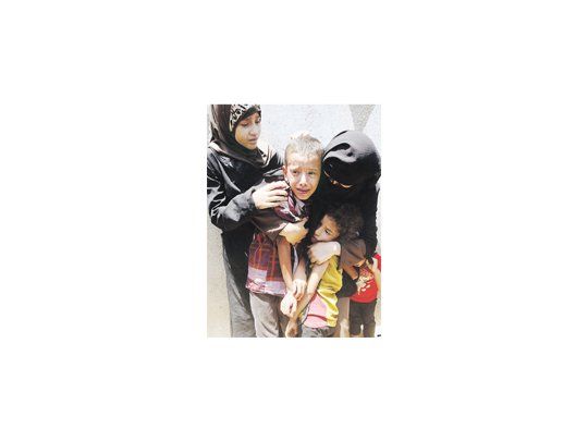 Conmovedoras escenas de dolor acompañaron el funeral de una niña de cuatro años, Sarah Sheij al Eid, su padre y su tío, muertos en un bombardeo israelí en Rafah, al sur de la Franja de Gaza.