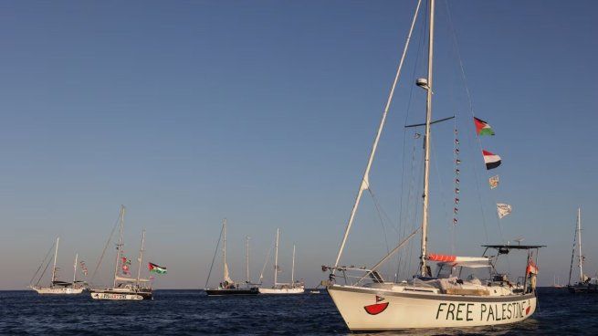 La flotilla, integrada por activistas y figuras internacionales, fue rodeada y abordada por la Marina israelí frente a la costa de Gaza. Hasta el momento no se confirma el estado de muchos de los tripulantes.