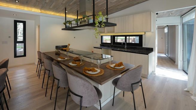 Los interiores se culminan con los mismos materiales de la obra tradicional, y la decoración es clave para que el hogar luzca en armonía