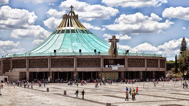 Se inauguran las obras de la Plaza Monumental de la Basílica de Guadalupe en 1951.