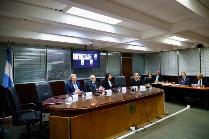 El jury removió a Salmain por ocultar su salida del Poder Judicial en 2002. El jury removió a Salmain por ocultar su salida del Poder Judicial en 2002.