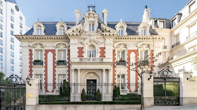 La mansión Alzaga-Unzué está ubicada en Retiro y fue contruida en 1916 como un regalo de bodas.