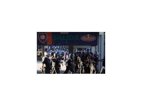 La policía intenta frenar a los hinchas luego del partido con Colón.