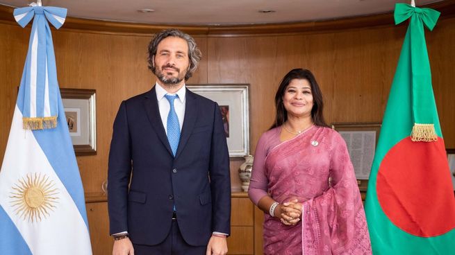 Santiago Cafiero y la diplomática bangladesí Sadia Faizunnesa.