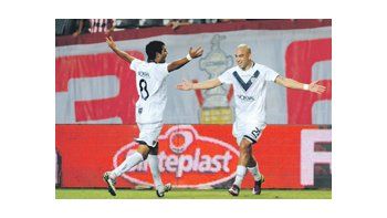 Augusto Fernández se saluda con Santiago Silva. El volante convirtió su sexto gol entre campeonato y Copa. Hizo en un mes más goles que en toda su carrera.