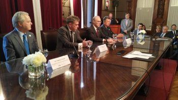Autoridades políticas y judiciales firmaron el Acuerdo ético Digital.