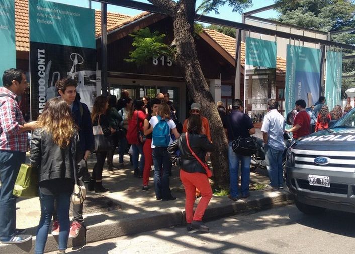 Los trabajadores evacuados del predio de la EX ESMA