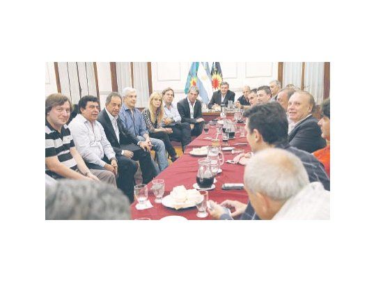 Daniel Scioli, Fernando Espinoza y Julián Domínguez con intendentes y exintendentes, con varias butacas vacías, en una de las múltiples juntas del peronismo en asamblea full time.